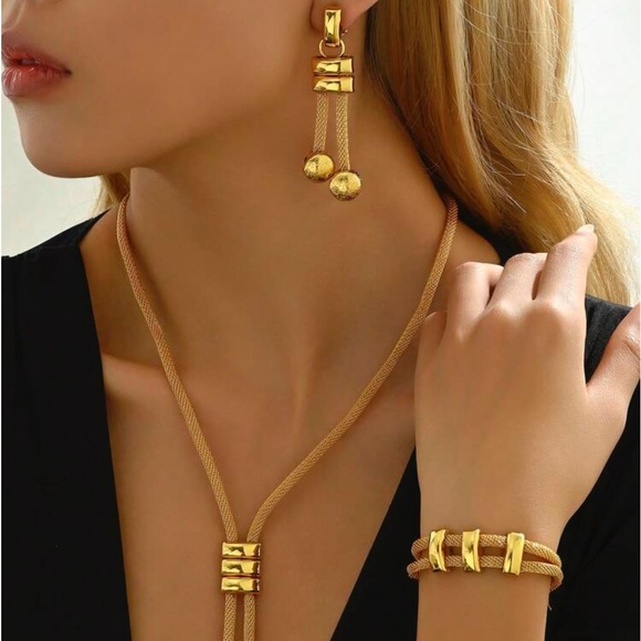 Delilah Wear Jewelry - New 3 piece necklace bracelet and earring set